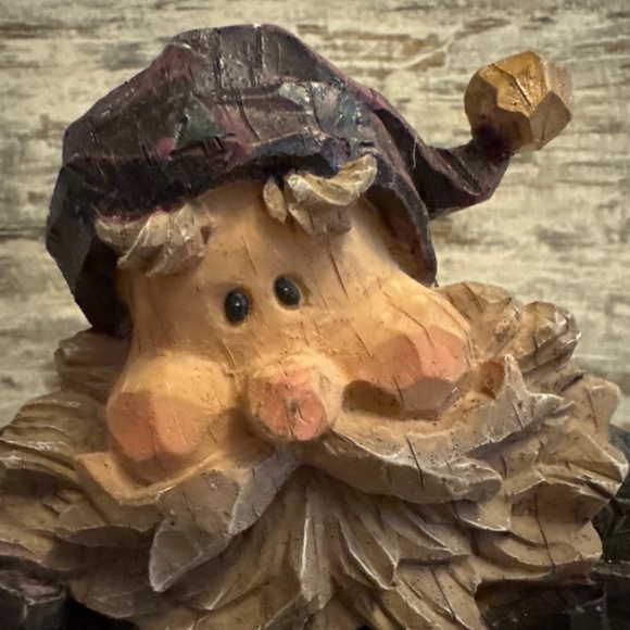 Poly Pretty Heavy Resin Christmas Frame with Santa Design - Holds 4x6 Picture - Picture 4 of 7